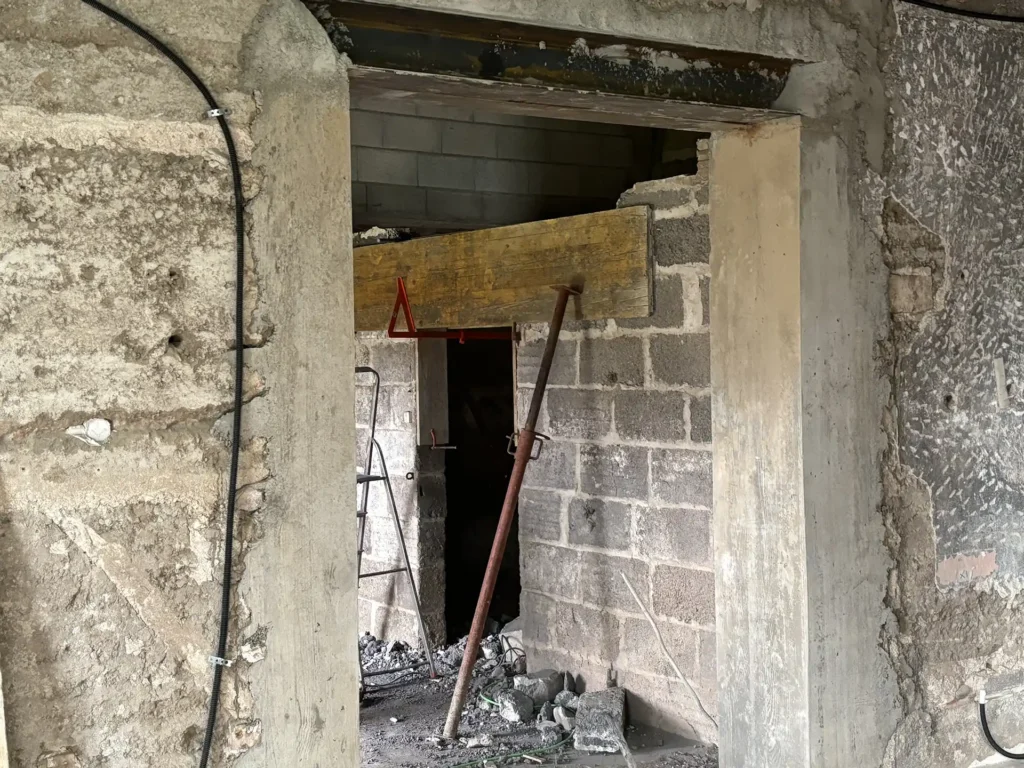 pisé-rénovation-reprise-linteau-coffrage traditionnel