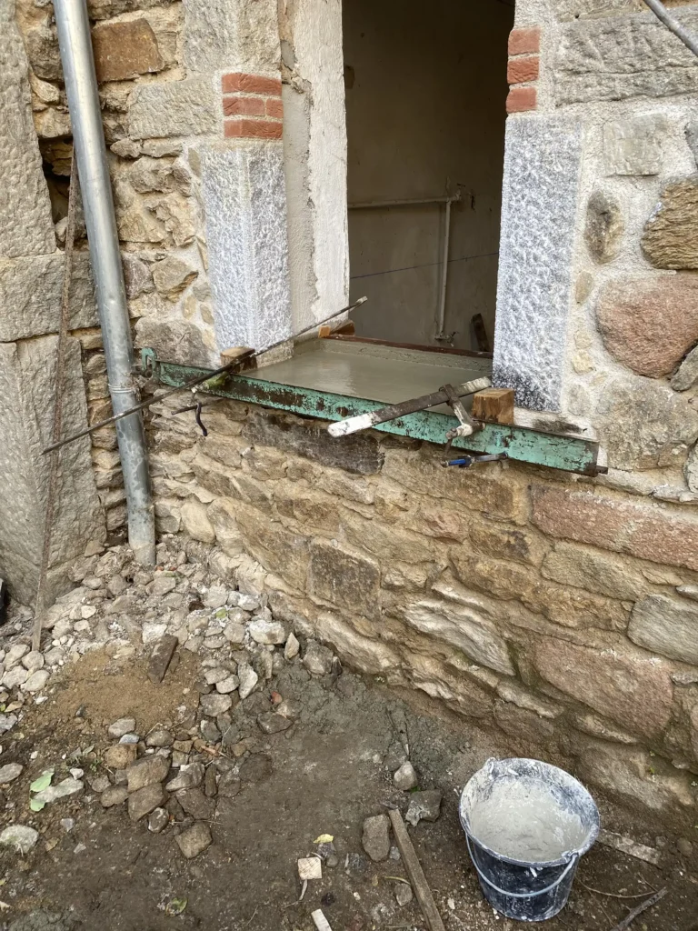 pierre-gard-chaux- renovation-batisse-fer