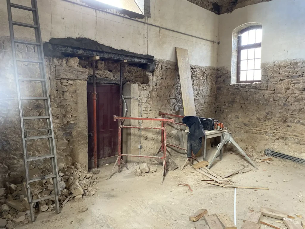 pierre-gard-chaux- renovation-batisse-fer