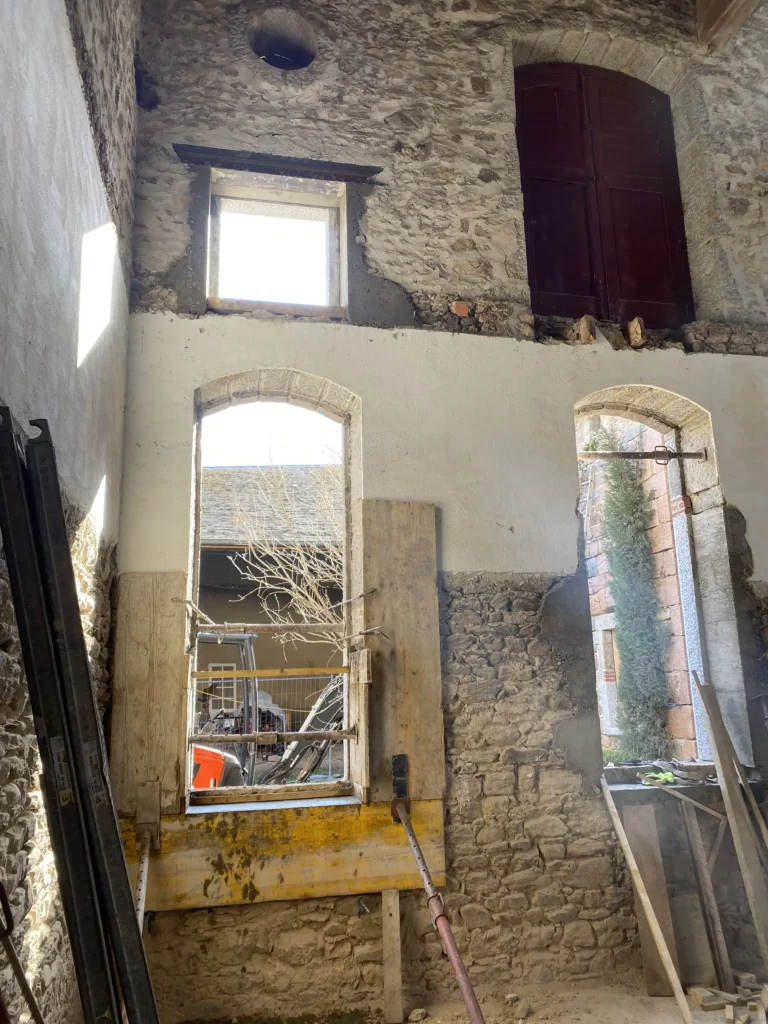 pierre-gard-chaux- renovation-batisse-fer