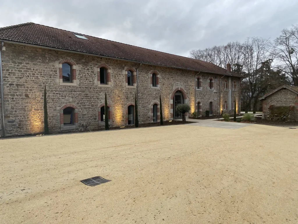 st astier-chaux-renovation lourde-ouverture grande taille-pierre taillée-brique vieillie-pierre
