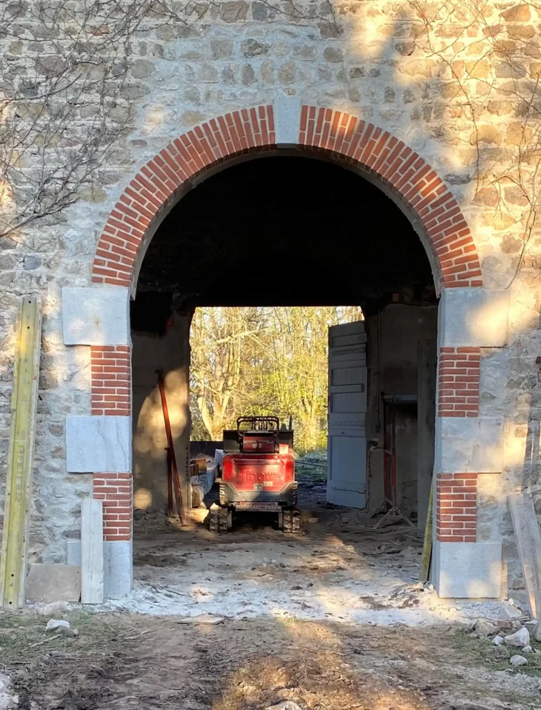 st astier-chaux-renovation lourde-ouverture grande taille-pierre taillée-brique vieillie-pierre