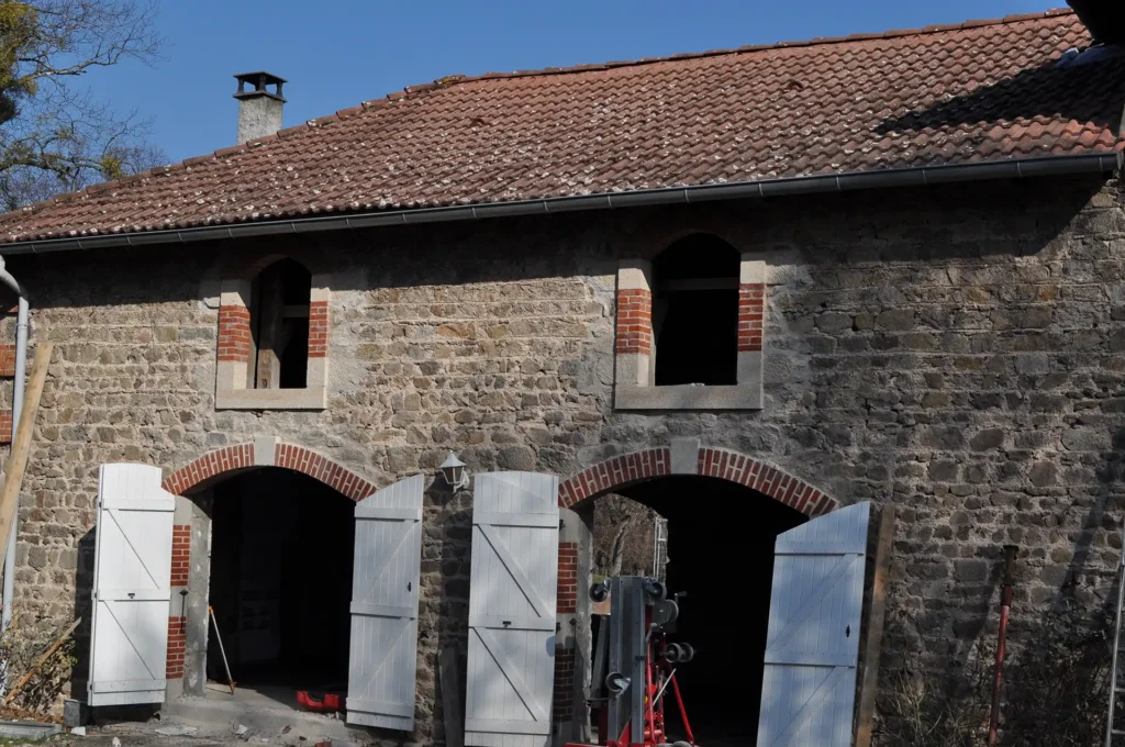 st astier-chaux-renovation lourde-ouverture grande taille-pierre taillée-brique vieillie-pierre