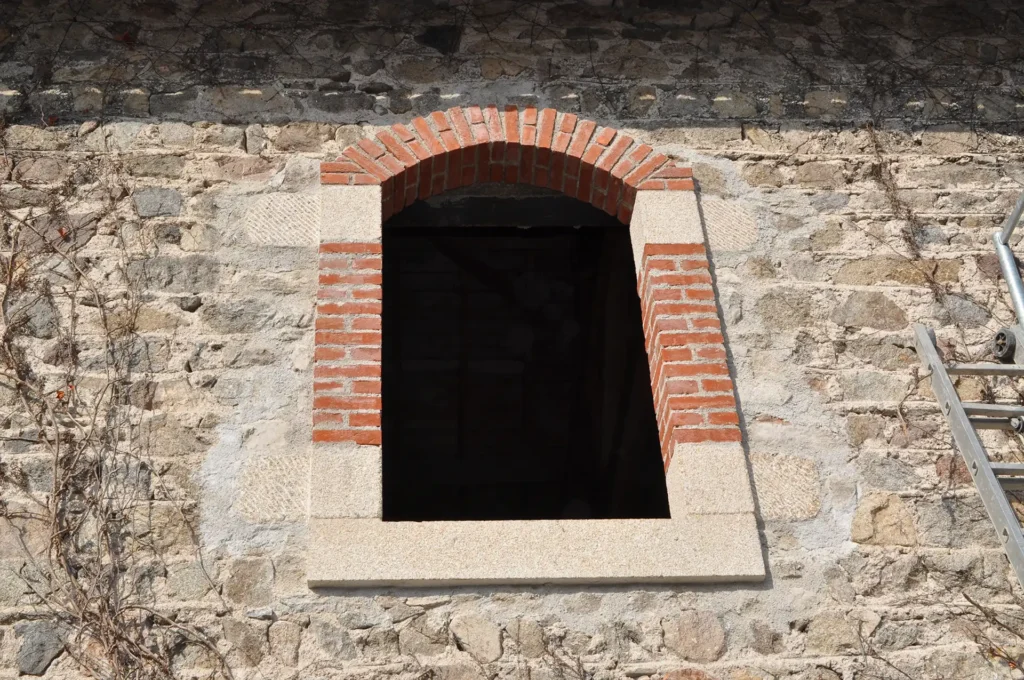 st astier-chaux-renovation lourde-ouverture grande taille-pierre taillée-brique vieillie-pierre